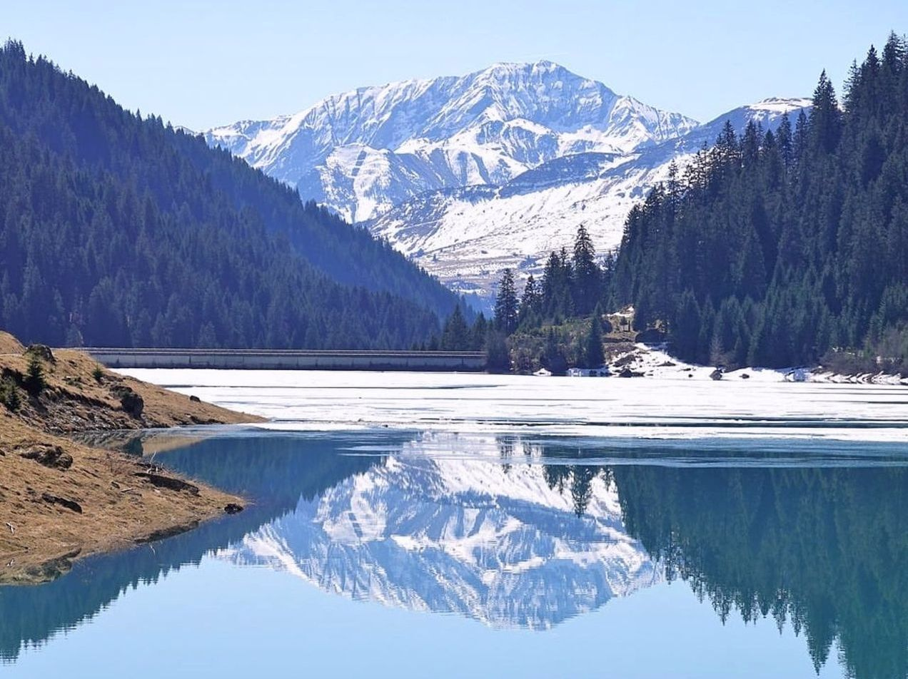 Lago congelado ao amanhecer, pronto para a primeira furação do dia